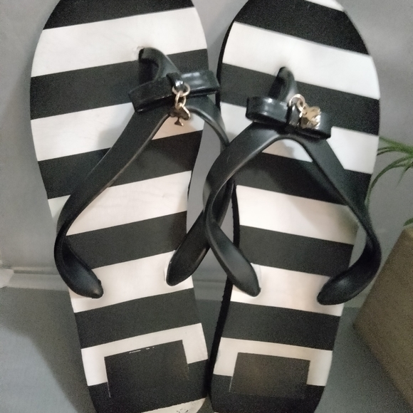 Cute Kate Spade New York black white 5-6 striped flip flops bow & Spade charm - Picture 2 of 6